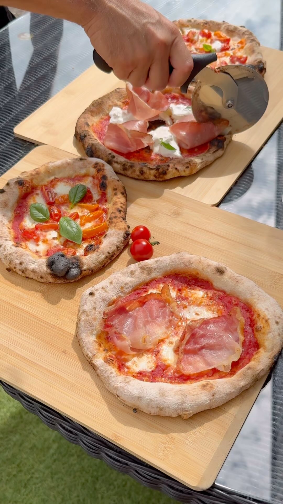 Découpe de Pizza cuite au feu de bois vulcano france